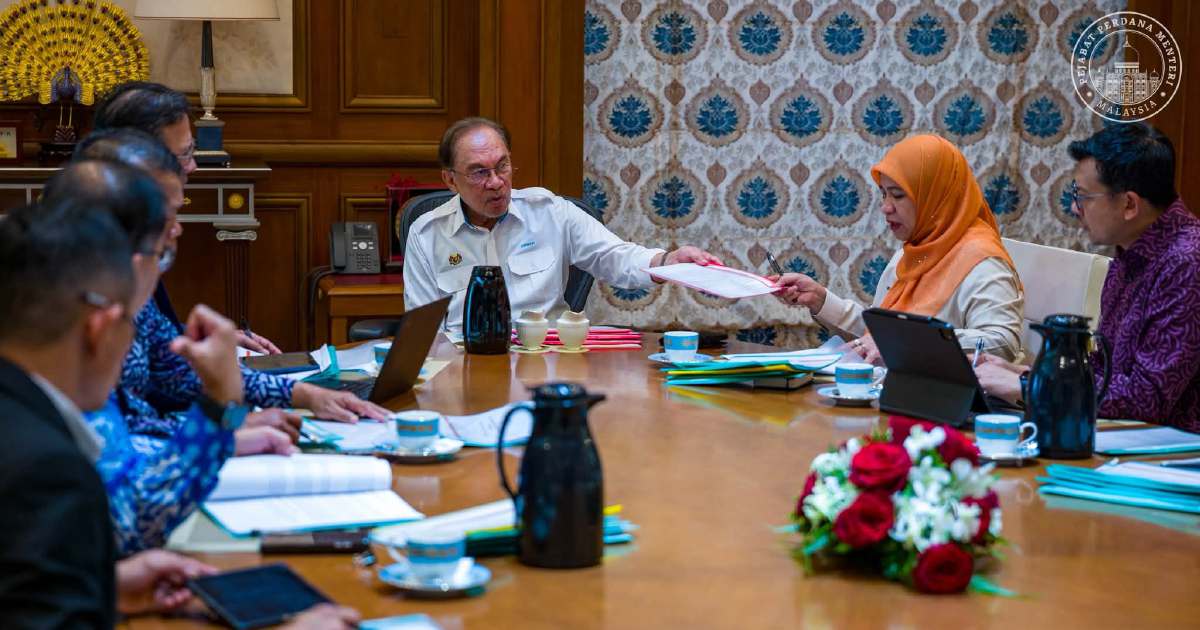 Anwar Signals Government Push to Resolve Felda Settlers' Longstanding Land and Housing Crises