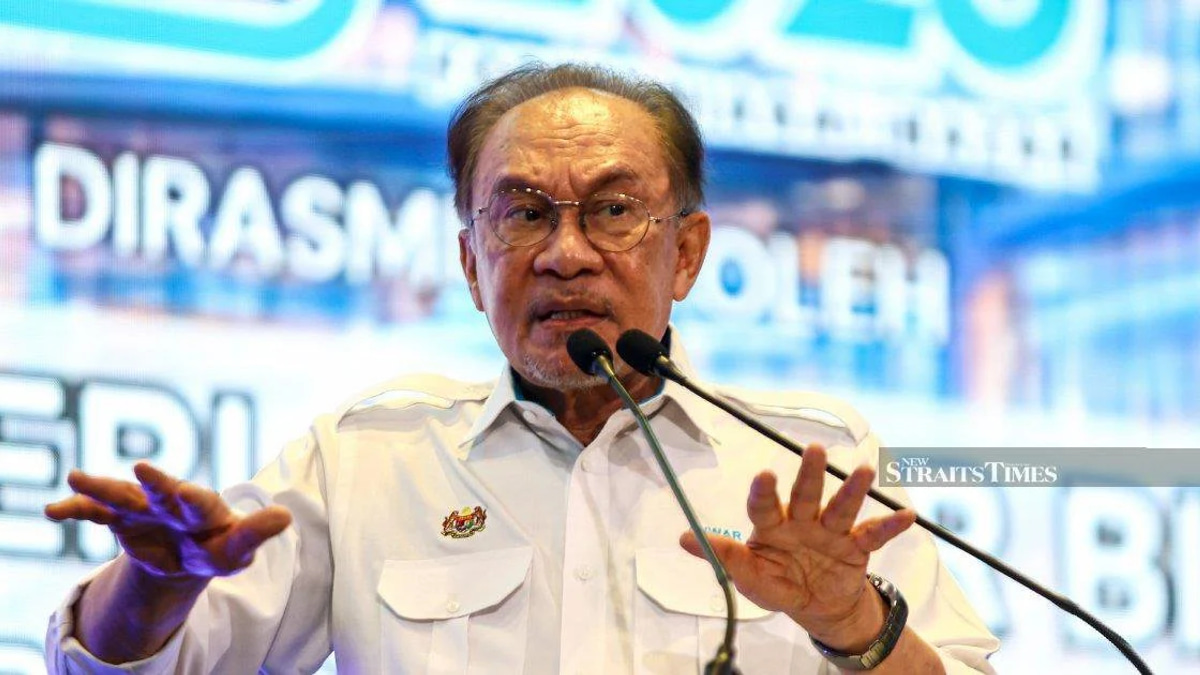 Anwar Asks Melaka DAP to Delay State Exit Plans
