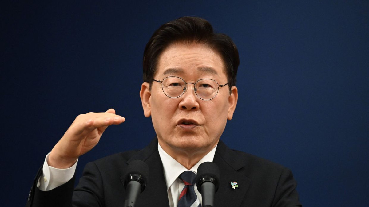 South Korea's President Lee Jae Myung Faces Historic Approval Slump as Negative Ratings Exceed Positive for First Time