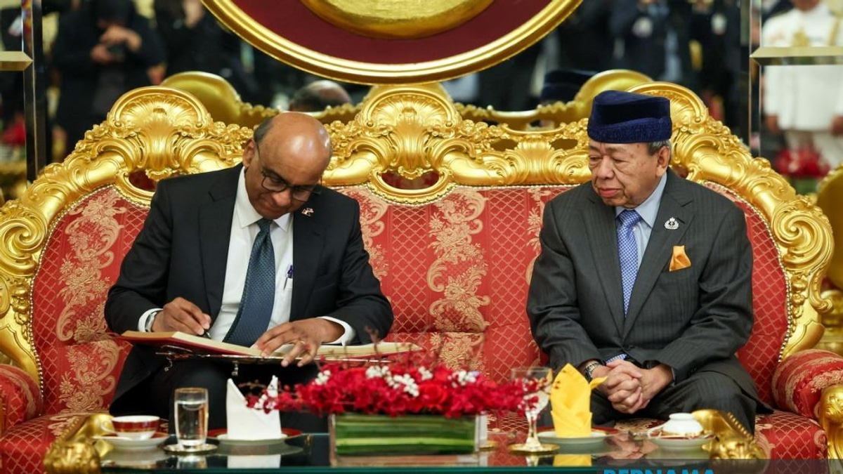 Selangor Sultan Receives Singapore President in State Visit