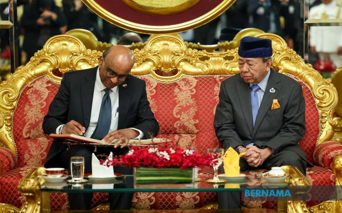 Selangor Sultan Receives Singapore President in State Visit