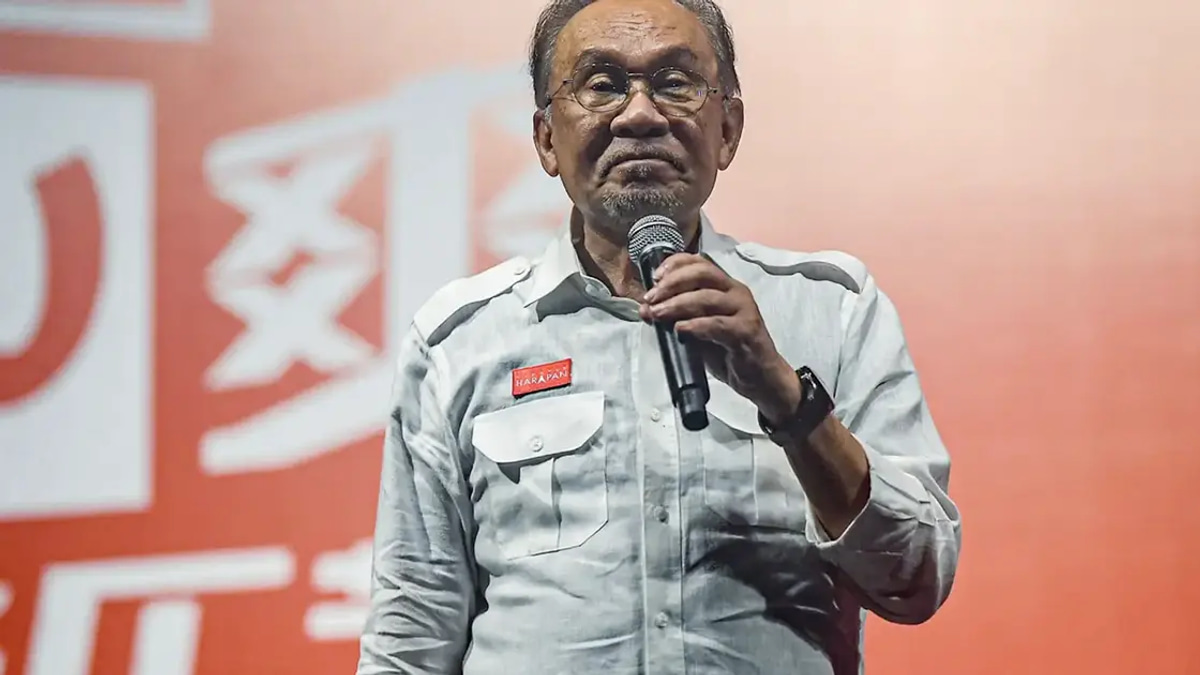 Anwar Urges Unity and Continued Service After Barisan Nasional's Johor Victory
