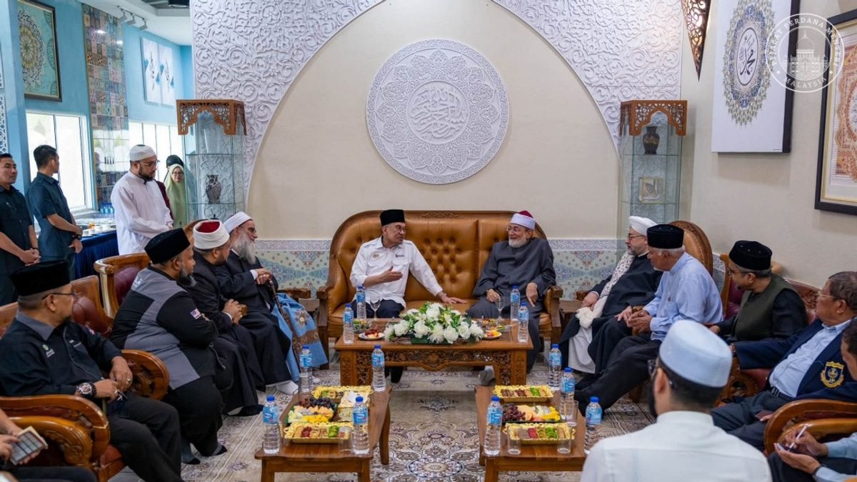 Anwar Meets Three Leading Islamic Scholars in Malaysia