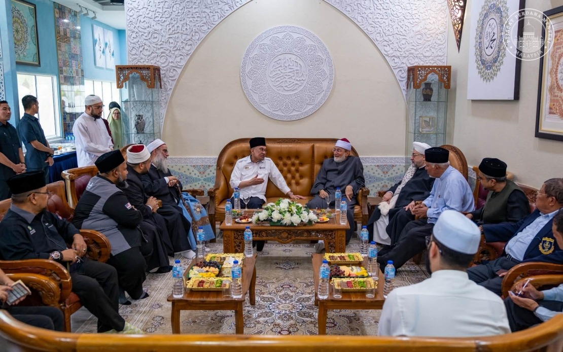 Anwar Meets Three Leading Islamic Scholars in Malaysia