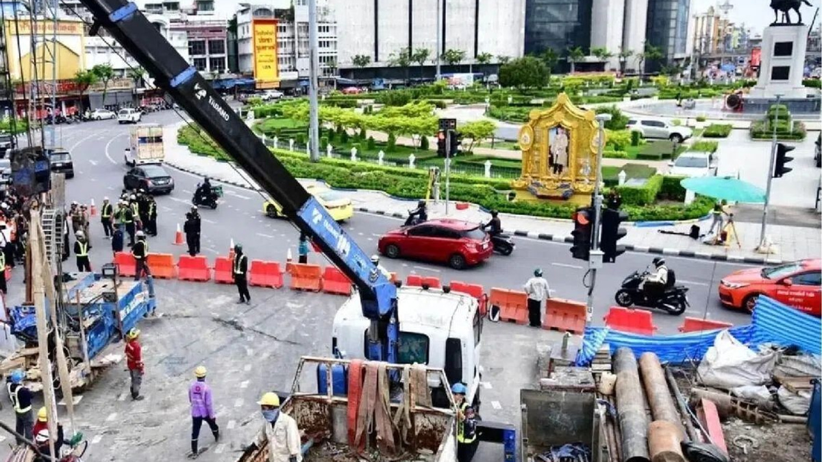 Bangkok evacuates 60 residents after subway construction causes dangerous sinkhole