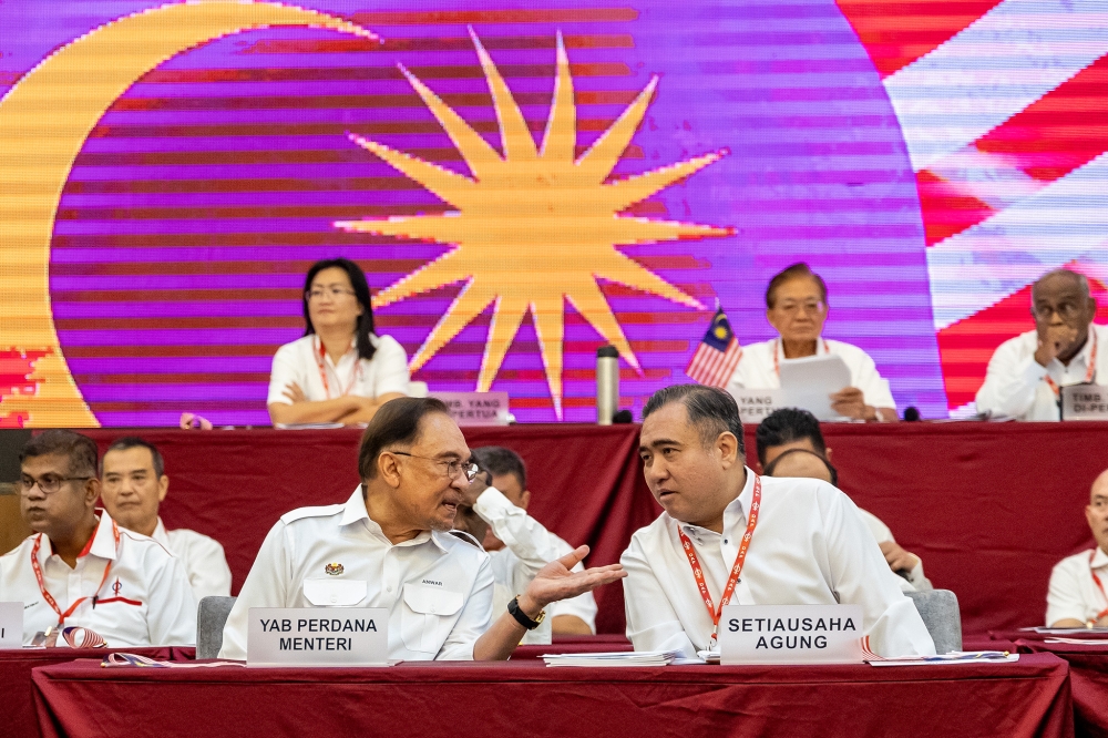 Anwar Calls on Melaka DAP to Reverse Exit Plan and Remain in State Government
