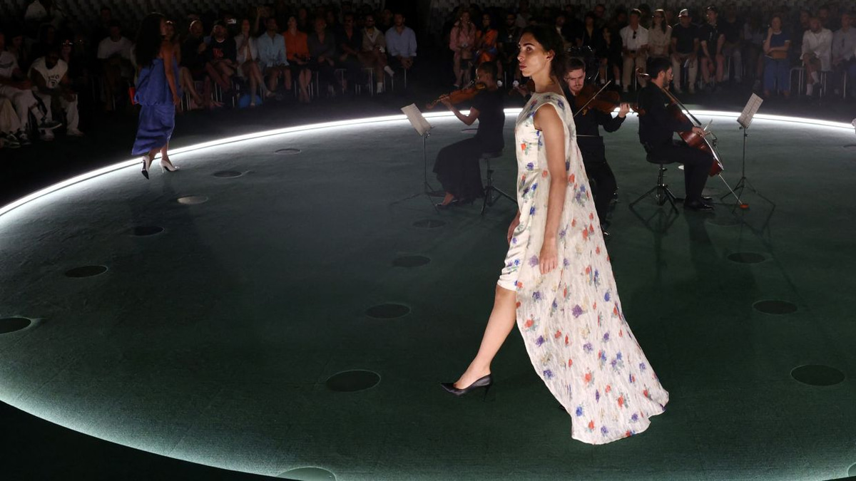 Arms and Ambivalence: Why the Sleeveless Trend Challenges Women's Self-Perception