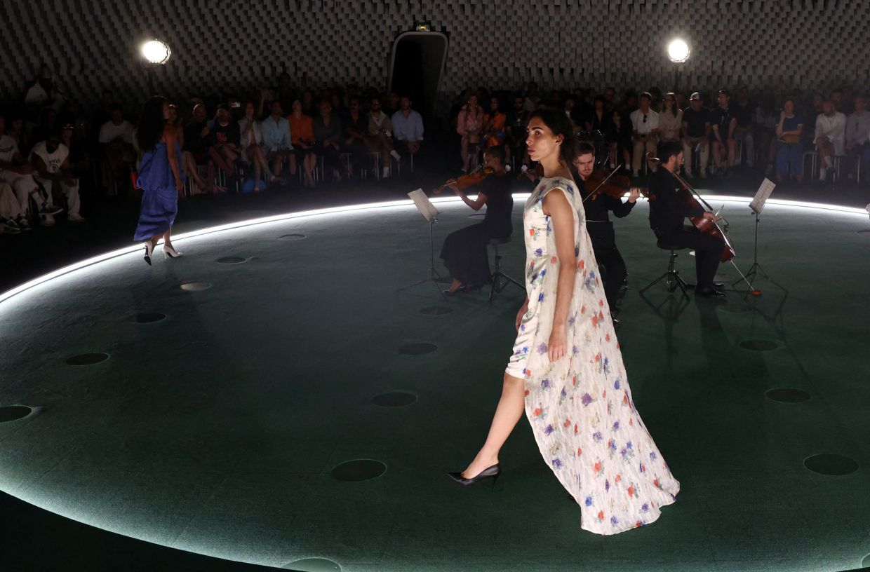 Arms and Ambivalence: Why the Sleeveless Trend Challenges Women's Self-Perception