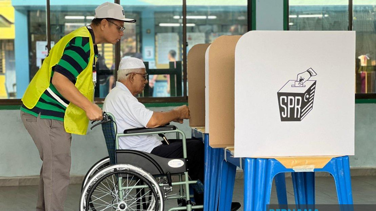 Johor's 16th State Election Kicks Off With All 1,076 Polling Centres Operating Smoothly
