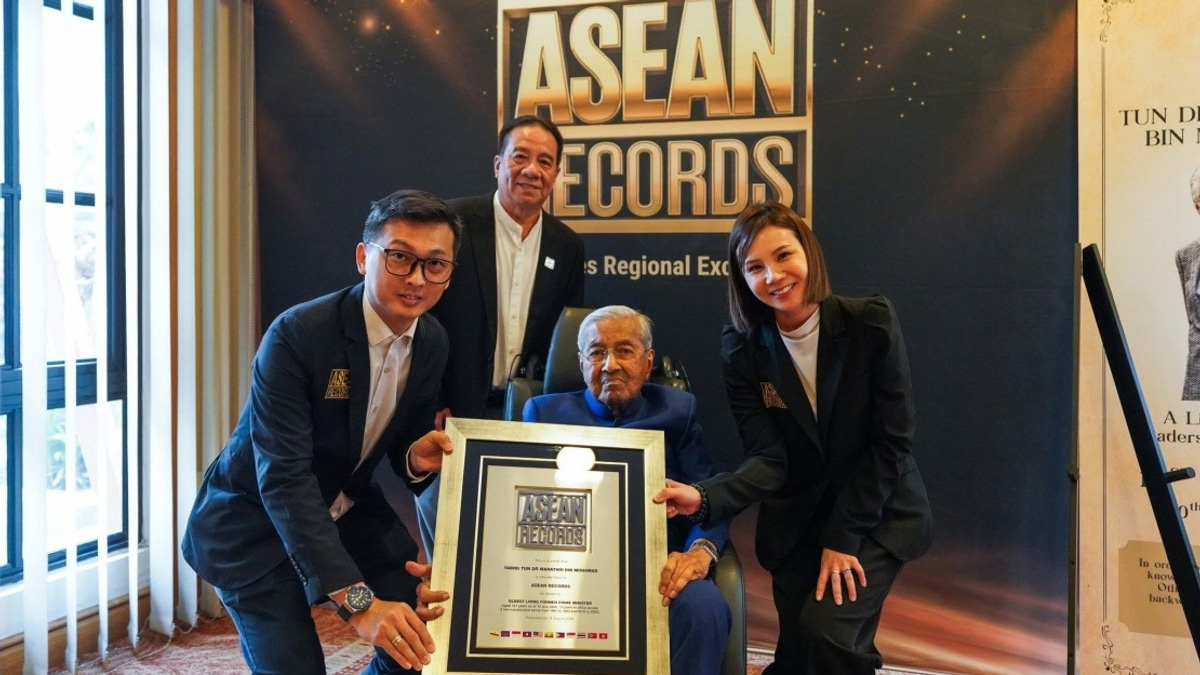 Dr Mahathir and Dr Siti Hasmah Achieve Three Record-Breaking Milestones as Centenarian Couple