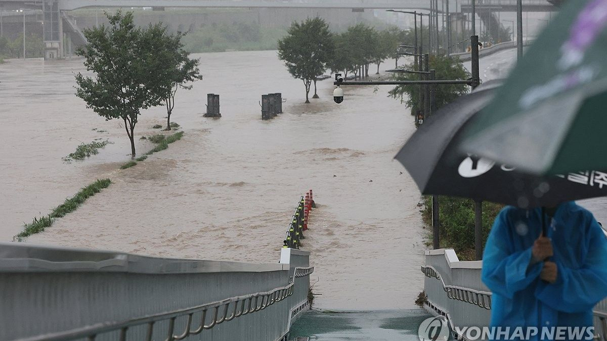 Seoul and eastern regions battered by torrential downpour; 10 national parks closed as over 500 properties damaged