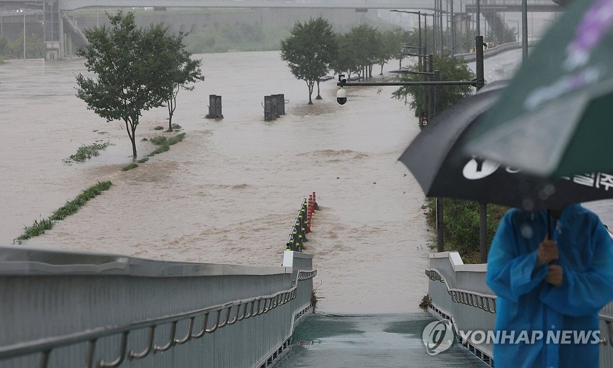 Seoul and eastern regions battered by torrential downpour; 10 national parks closed as over 500 properties damaged