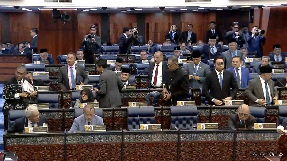 Opposition MPs Stage Walkout Over Tabung Haji RCI Debate as Speaker Refuses Postponement
