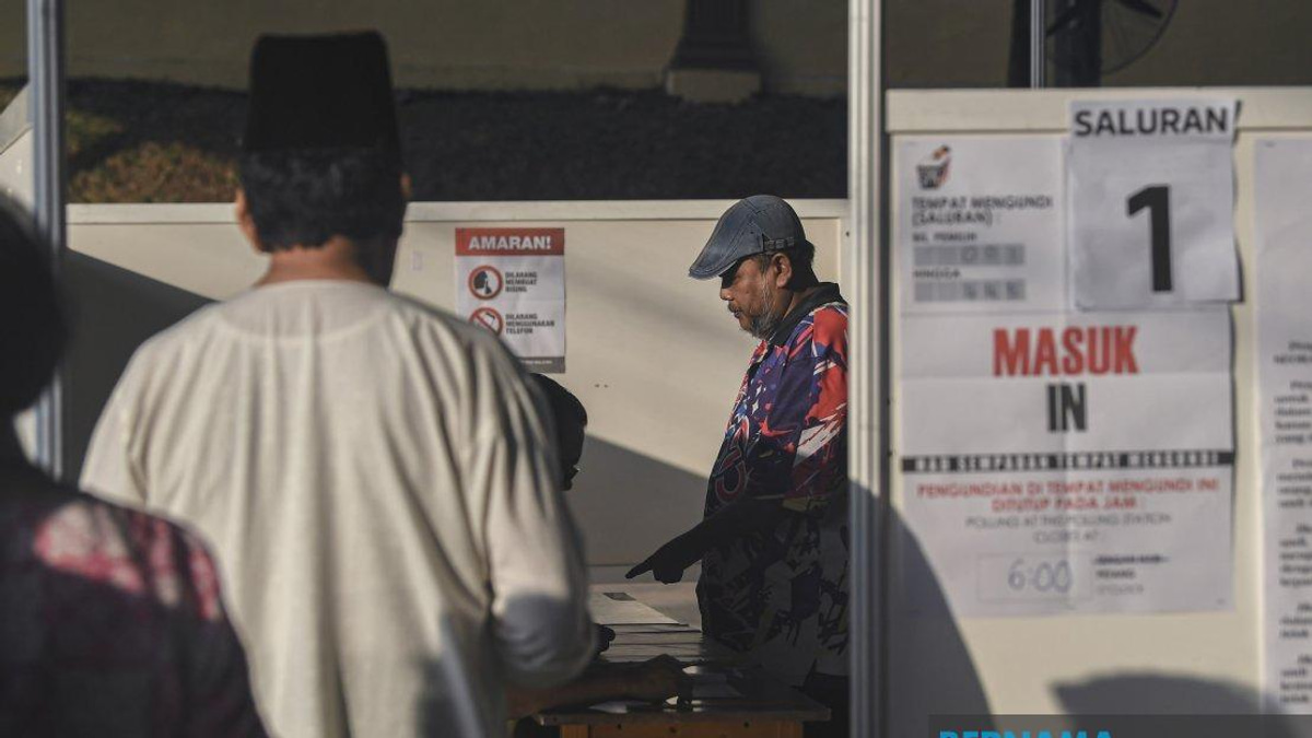 Federal Ministers Take Part in Johor State Election Day Voting