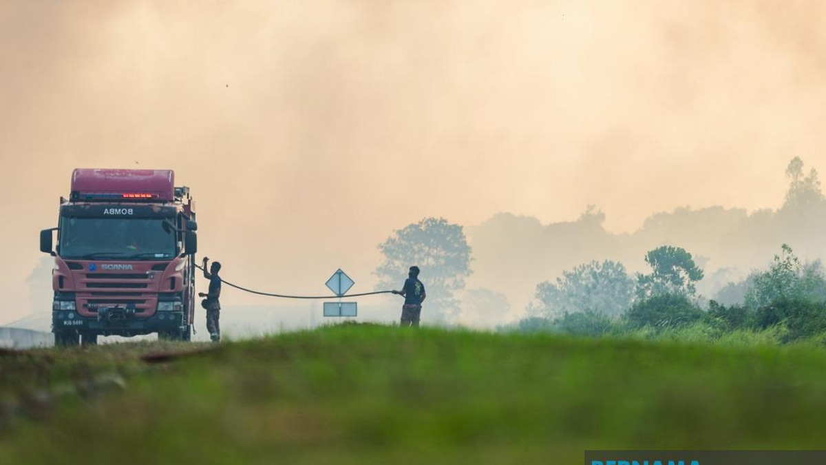 Over Half of Punggai-Sebana Cove Peatland Fire Contained as Firefighting Intensifies