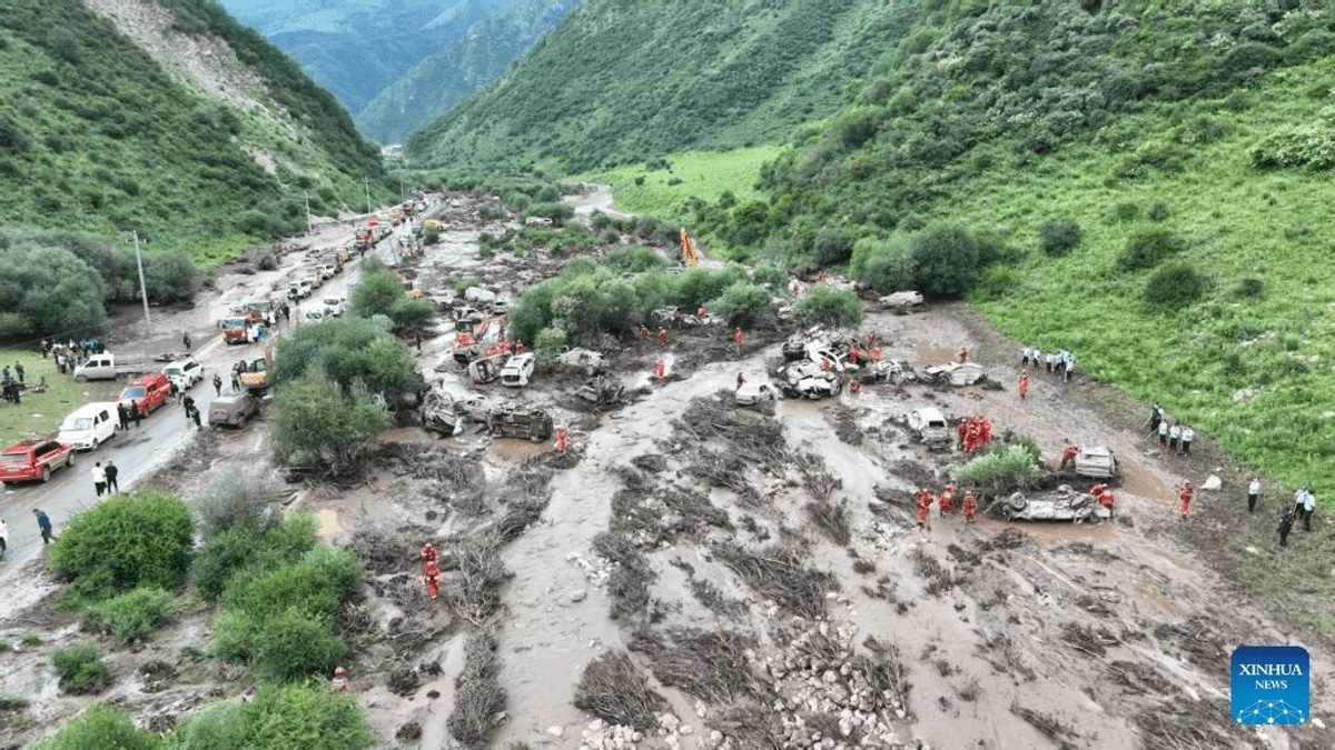 Flash Flood in Gansu Kills 10 as Typhoon Noul Sweeps Across Southern China