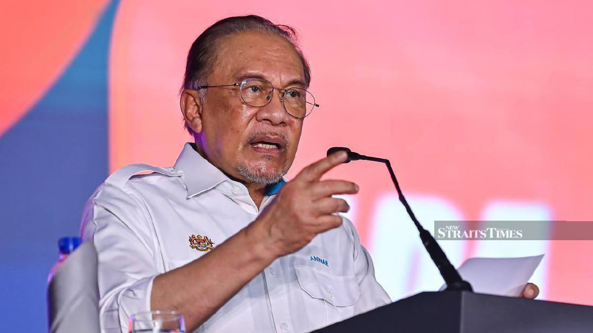 Anwar Unveils Seven-Point Welfare Package for Felda Settlers, Targeting Housing and Digital Access