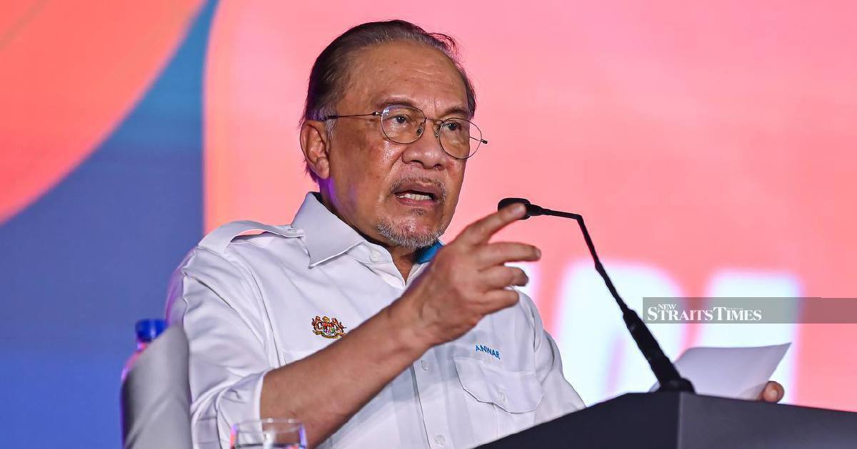 Anwar Unveils Seven-Point Welfare Package for Felda Settlers, Targeting Housing and Digital Access