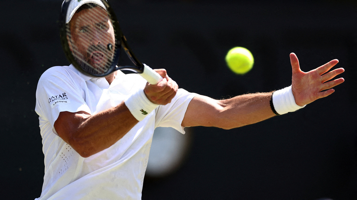 Djokovic Battles Past Auger-Aliassime in Epic Wimbledon Quarterfinal, Clashes with Referee Over Roof
