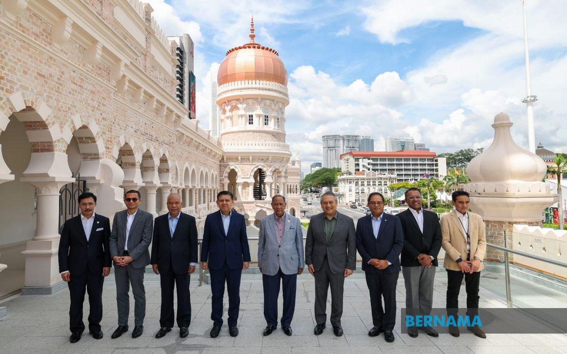 Kedah Sultan Tours Restored Sultan Abdul Samad Building in Kuala Lumpur