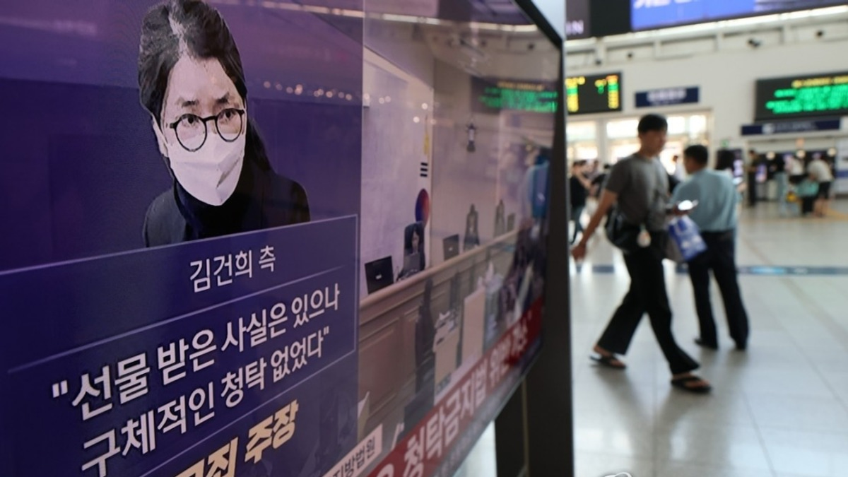 South Korea's Former First Lady Jailed for Seven Years Over Bribery Scandal
