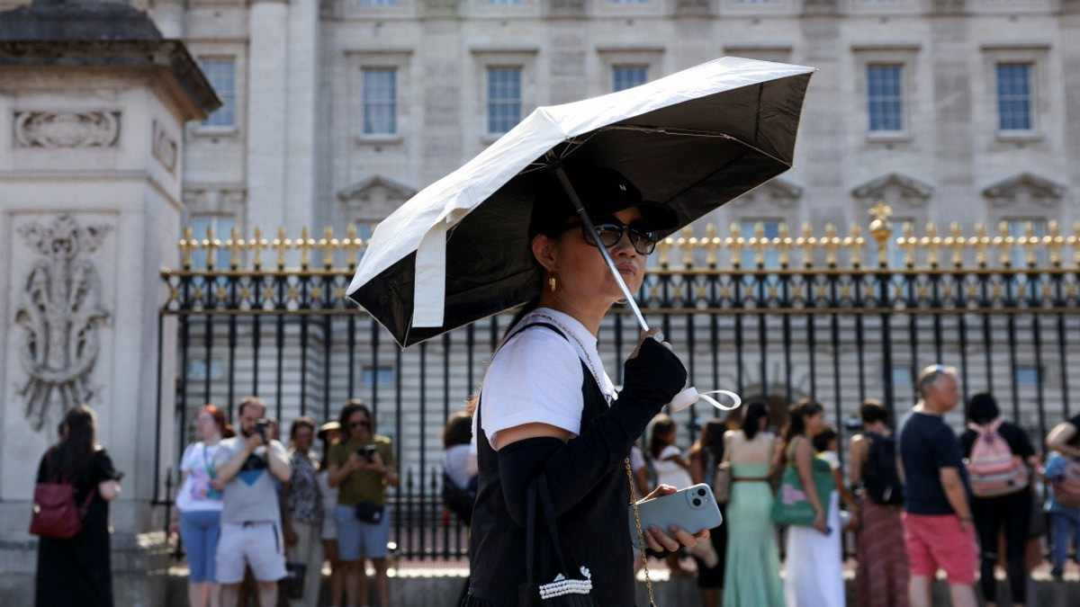 Buckingham Palace Guard Ceremonies Suspended as UK Battles Extreme Heat