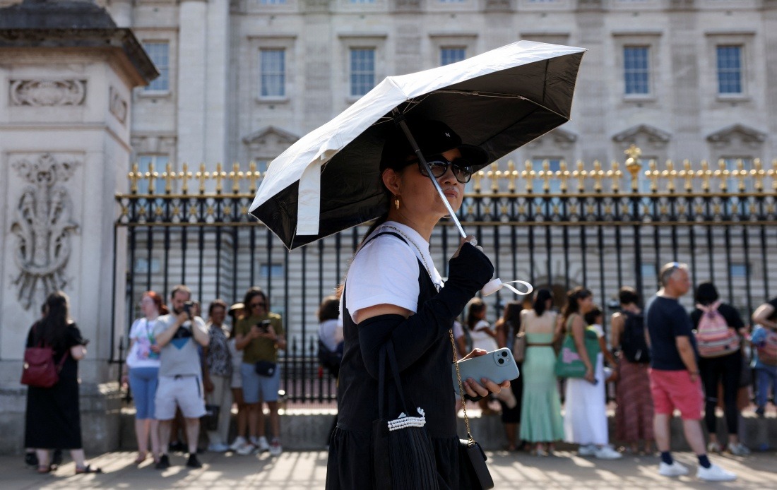 Buckingham Palace Guard Ceremonies Suspended as UK Battles Extreme Heat