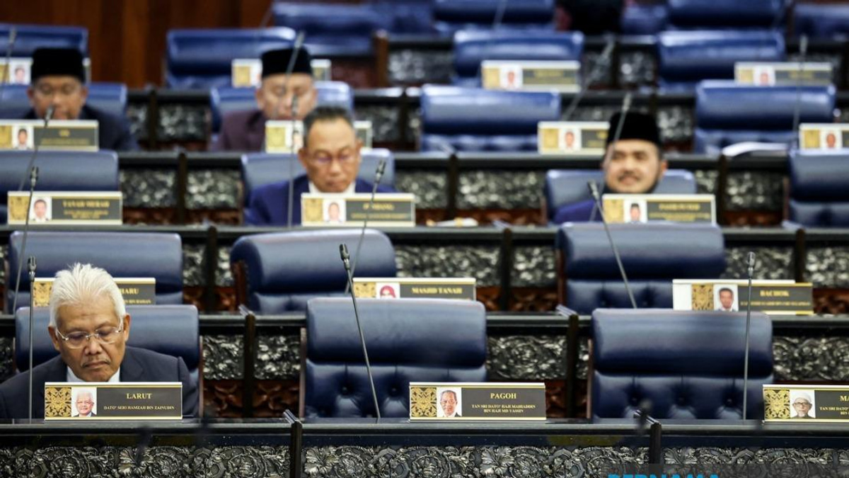 Parliament Speaker Confirms Hamzah as Opposition Leader; Muhyiddin Relocated in New Seating Plan