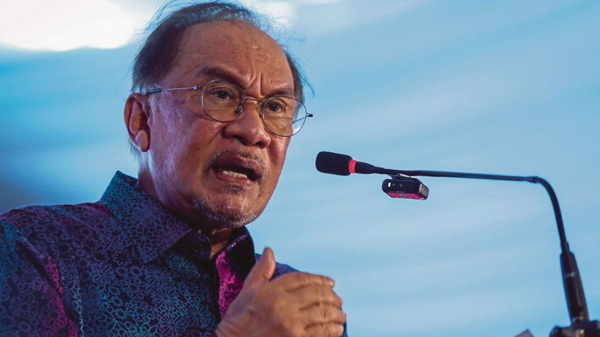 Anwar Deflects Opposition Criticism Over Parliamentary Absence, Shifts Focus to Tabung Haji Crisis
