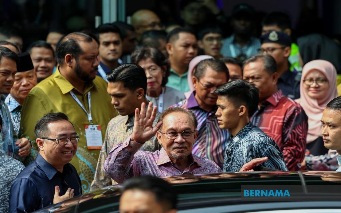 Anwar Denies Knowledge of Azmin Reinvitation to PKR