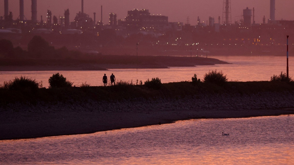 Extreme Drought Exposes World War II Bomb in Rhine River Near Cologne