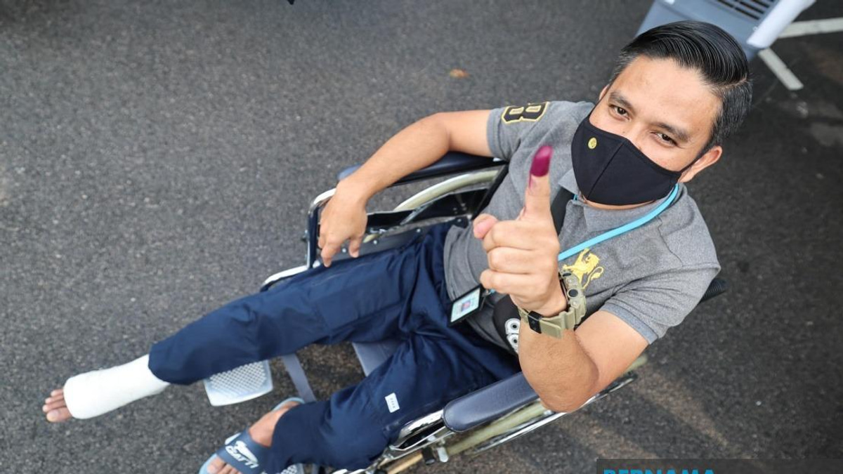 Determined Officer Votes Despite Sepak Takraw Injury in Johor Election