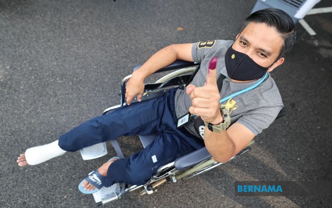 Determined Officer Votes Despite Sepak Takraw Injury in Johor Election