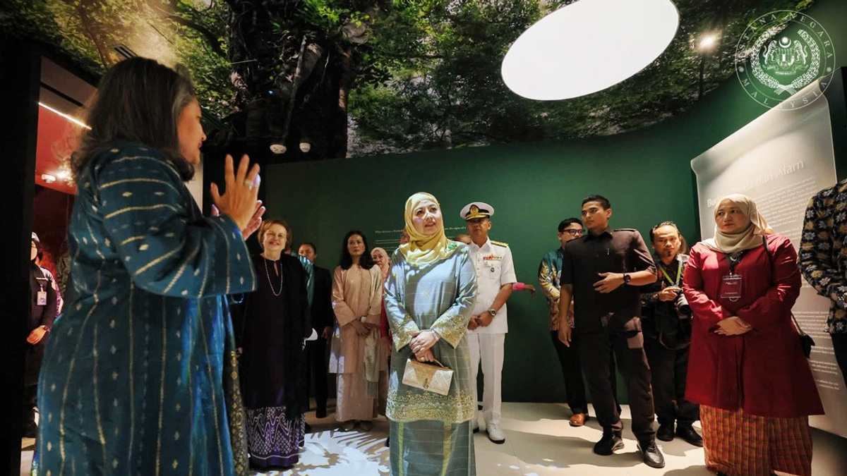 Queen Opens Merdeka Textile Museum at Menara Merdeka Maybank
