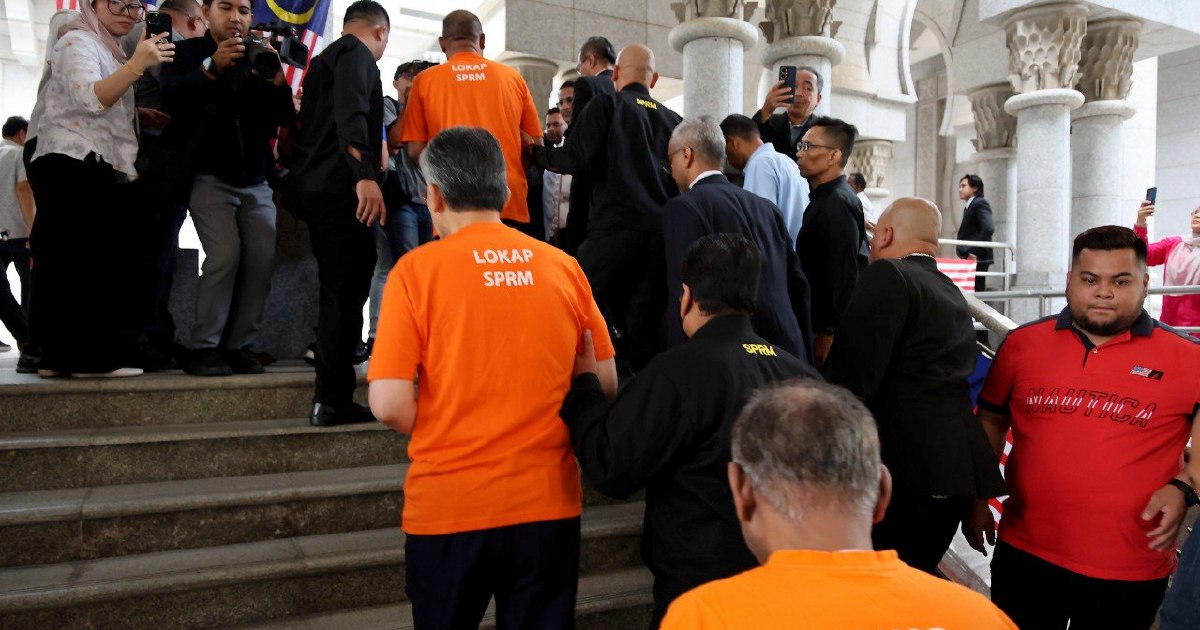 Ex-TH Chief and Former Treasury Secretary-General Appear in Court for Remand Hearing