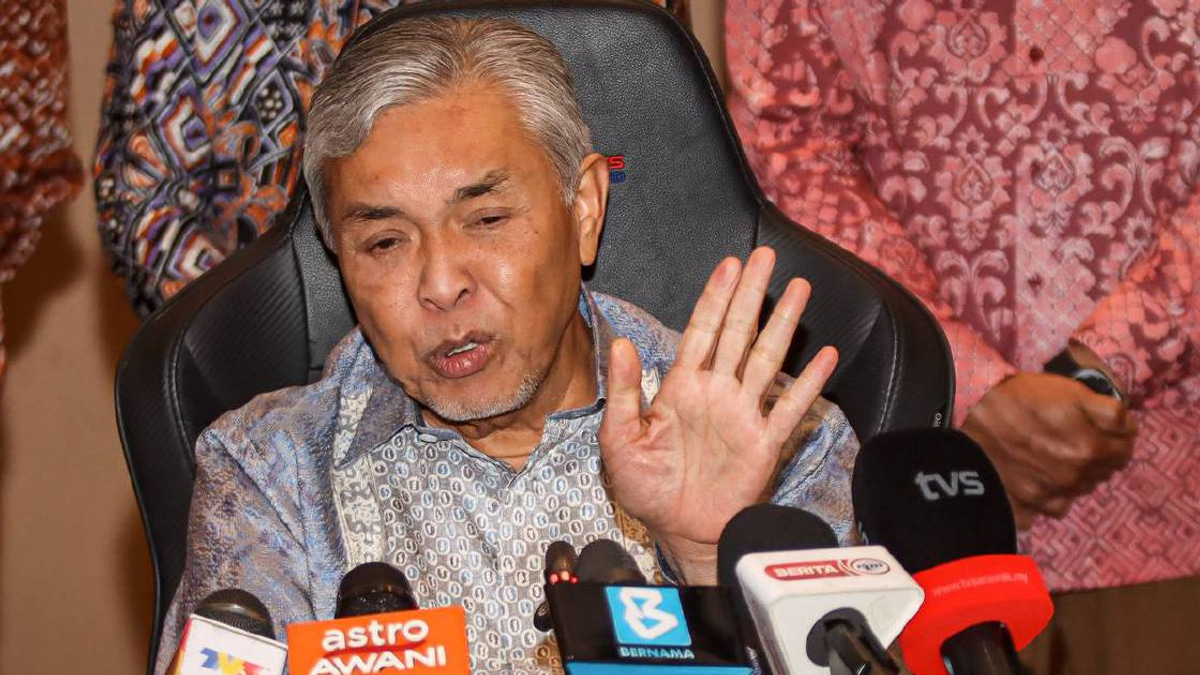 Zahid Rules Out Attempts to Unseat Anwar, Reaffirms BN Commitment to Unity Government