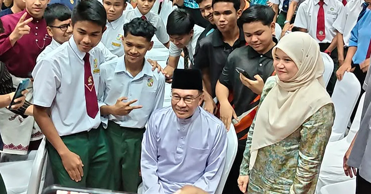 Anwar Ibrahim Cautions Youth Against Toxic Political Culture, Emphasises Moral Integrity