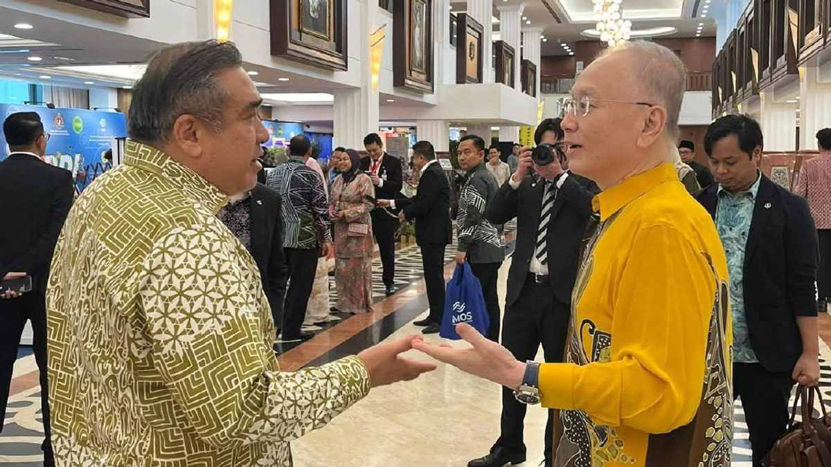 Loke and Wee set aside rivalry in parliament as Johor election heats up