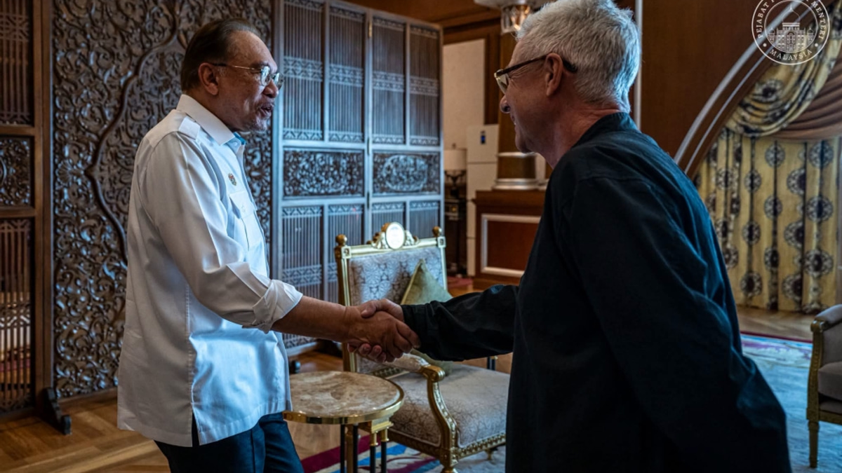 Anwar Meets Singapore GP Chief as Malaysia Eyes Return to Formula 1 Calendar