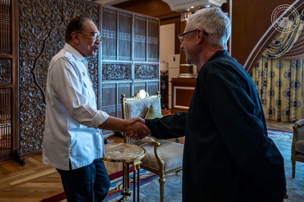 Anwar Meets Singapore GP Chief as Malaysia Eyes Return to Formula 1 Calendar