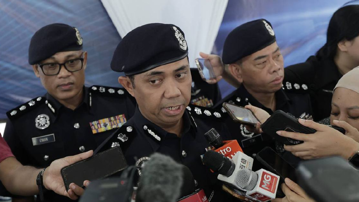 Students arrested after violent brawl leaves teenager and father injured outside Seri Kembangan school