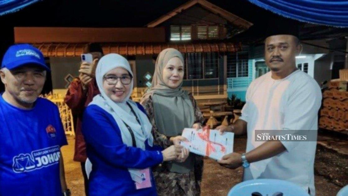 200 Defectors From Rival Parties Join Umno Ahead of Johor Election