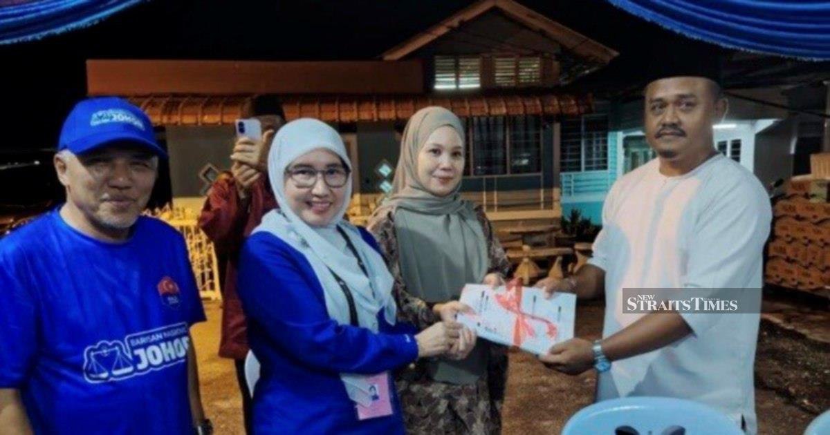 200 Defectors From Rival Parties Join Umno Ahead of Johor Election