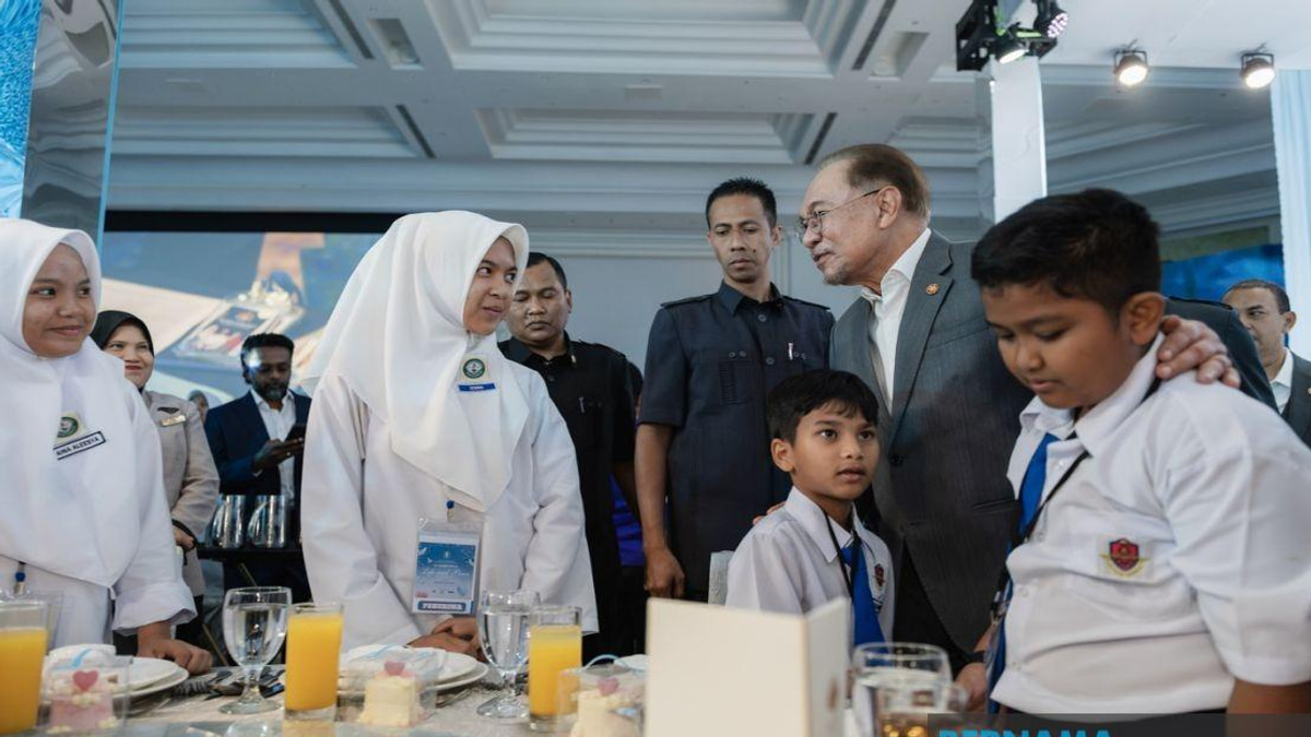 PM Anwar Urges Parents and Teachers to Raise Compassionate, Well-Rounded Children