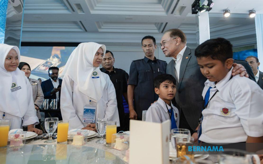 PM Anwar Urges Parents and Teachers to Raise Compassionate, Well-Rounded Children