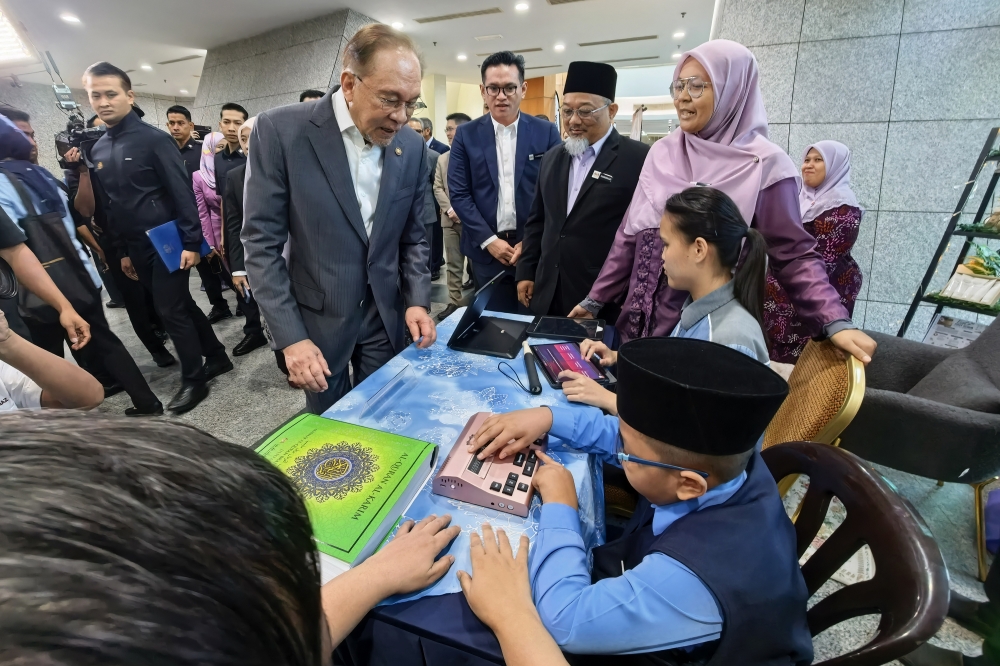 Learning Additional Languages Will Not Diminish Bahasa Melayu's Standing, Says Anwar