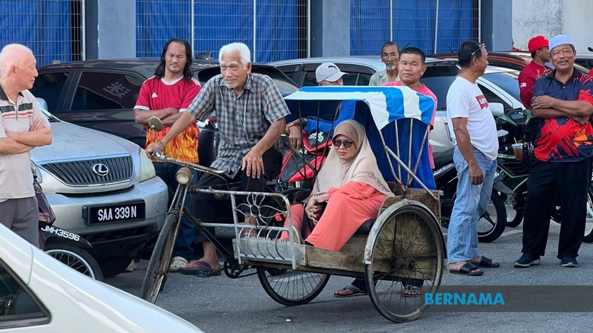 Octogenarian's Trishaw Journey: An 86-Year-Old's Quest to See PM Anwar