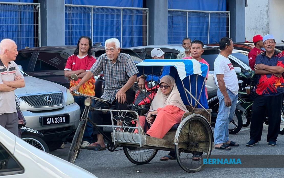 Octogenarian's Trishaw Journey: An 86-Year-Old's Quest to See PM Anwar