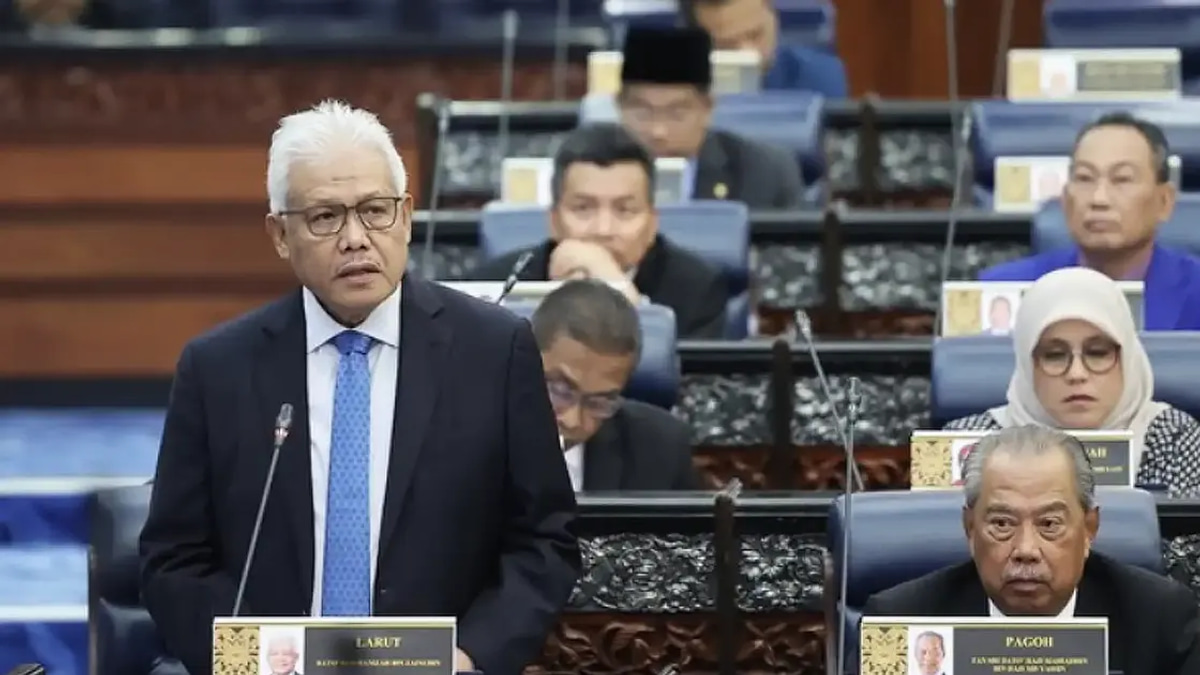 Hamzah Reclaims Opposition Leader's Front Bench Seat as Muhyiddin Shuffled Down
