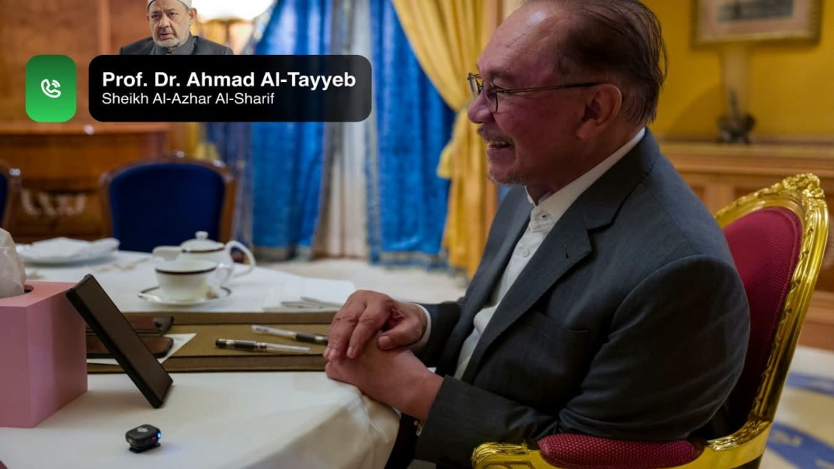 Anwar Discusses Islamic Understanding Initiatives With Al-Azhar Leader